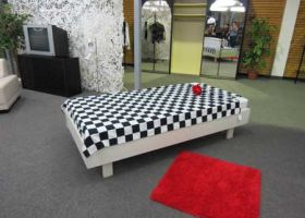 Bett mit karierter Decke