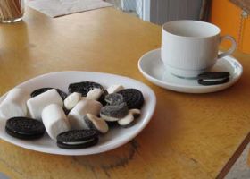 Tasse und Teller mit Keksen