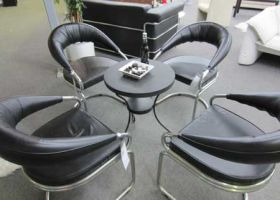 Kleiner Tisch mit 4 Stühlen