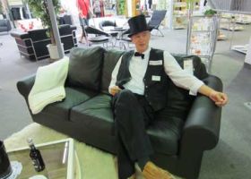 Sofa mit Mann, der einen Zylinderhut trägt