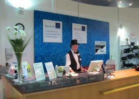Verkaufstheke und Mann mit Zylinderhut