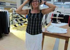 Frau, die einen Hut anprobiert
