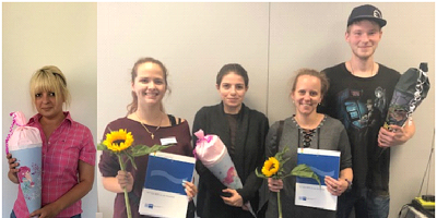 Bild von 5 Azubis mit Sonnenblumen und Schultüten